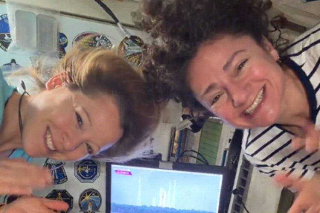 Astronautas de la Estación Espacial Internacional miran la transmisión del lanzamiento de Artemis II en una computadora.