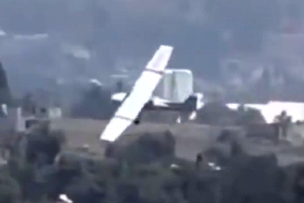 Zona del accidente de la avioneta en terrenos de cultivo de Santa Ana Xalmimilulco, Puebla, con presencia de equipos de emergencia.