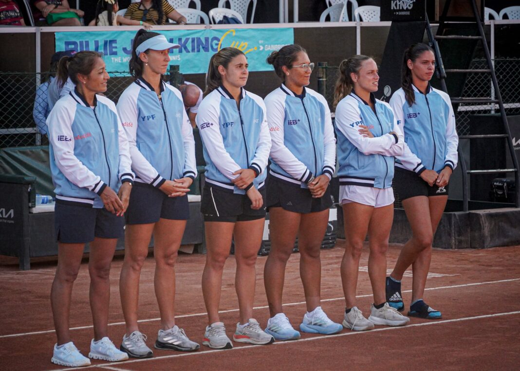 Equipo argentino de la Billie Jean King Cup celebrando una victoria