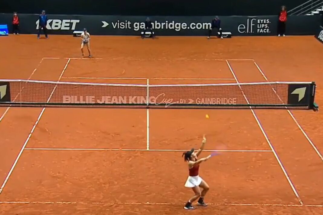 Bianca Andreescu durante el partido de la Billie Jean King Cup contra Kazajistán.