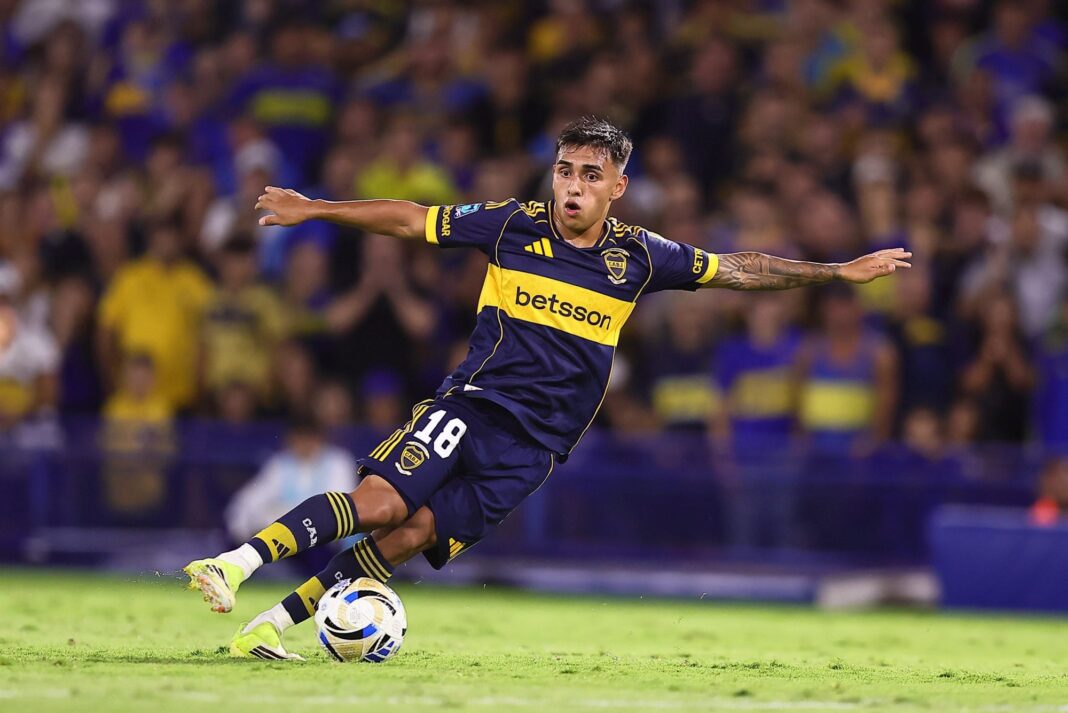 Jugadores de Boca Juniors y Universidad Católica en un partido de fútbol.