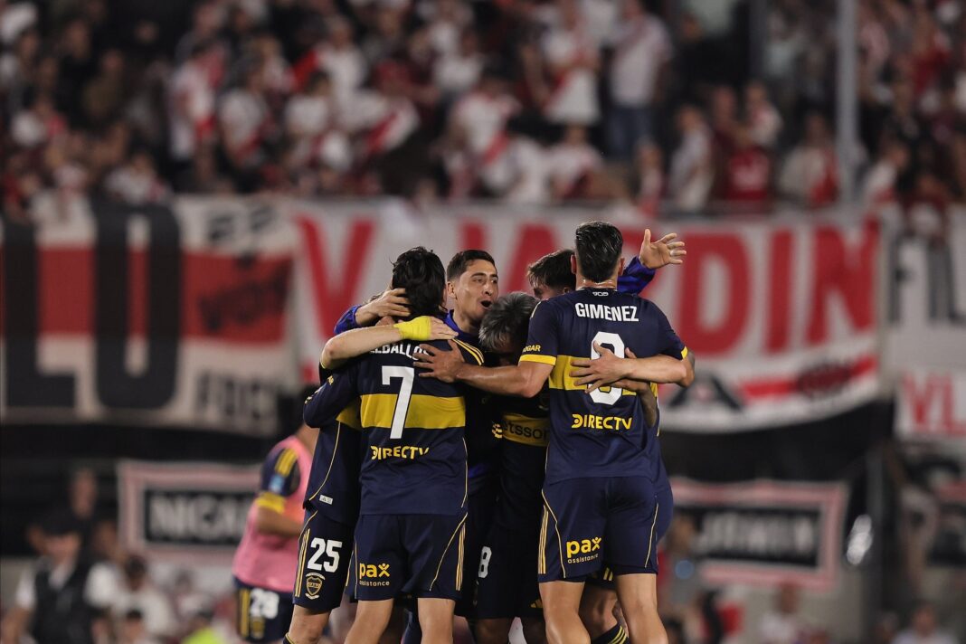 Jugadores de Boca Juniors celebran un gol en el estadio Monumental de River Plate.
