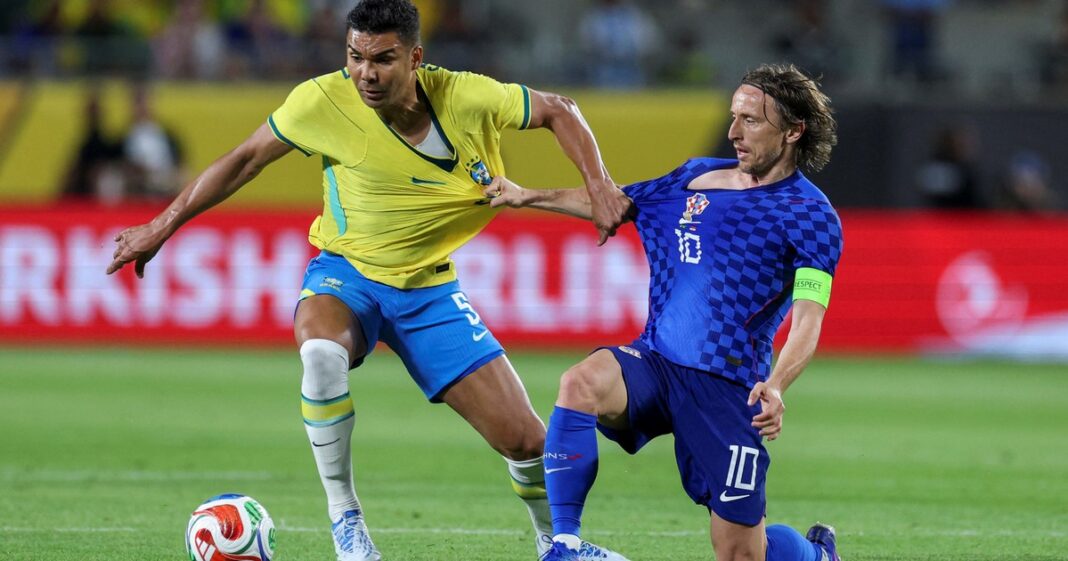 Jugadores de Brasil y Croacia durante el partido amistoso en Estados Unidos.