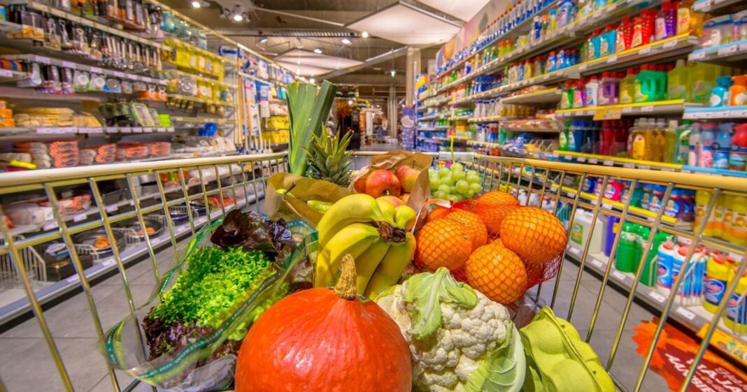 Voluntarios del Central California Food Bank organizando cajas de alimentos para su distribución.