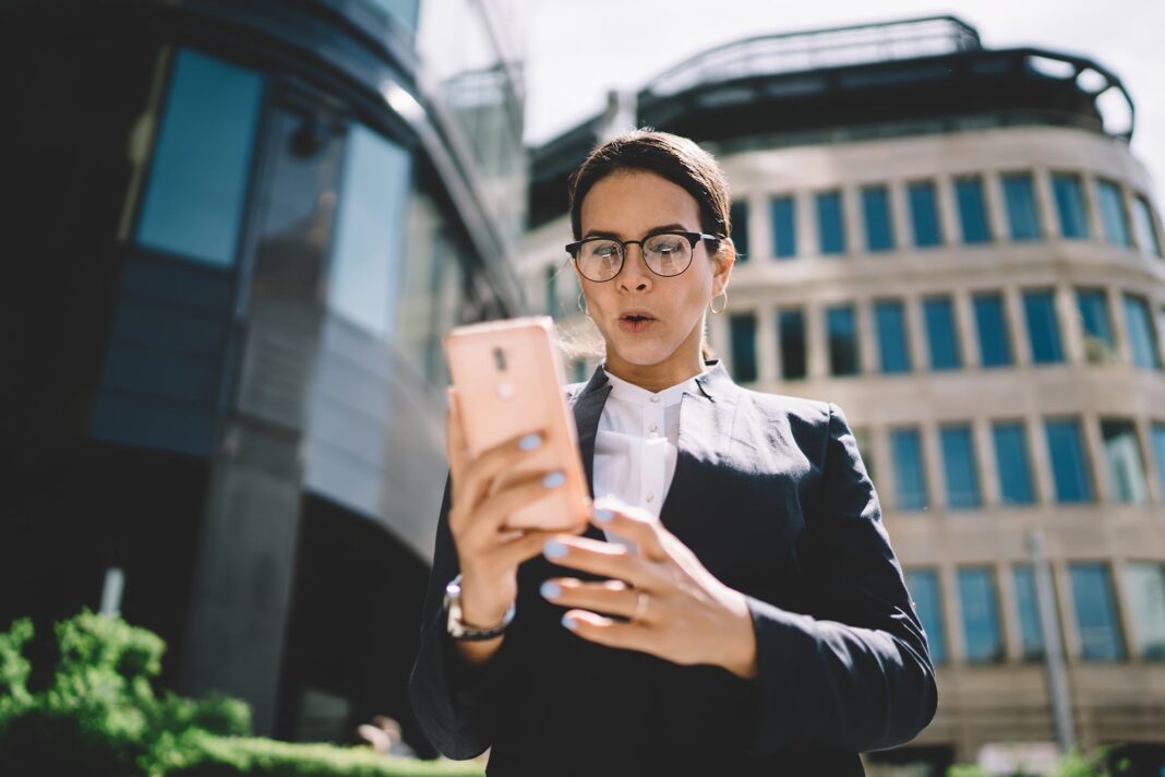 Ilustración conceptual de una nota musical fusionada con un cerebro o circuitos, representando la inteligencia artificial en la música.