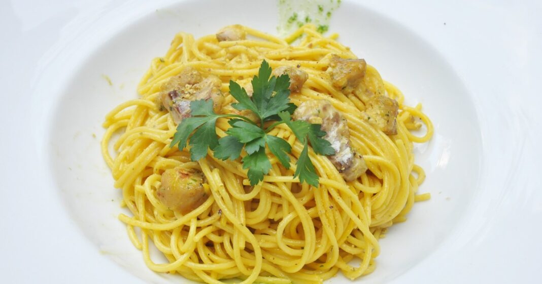 Plato de pasta a la carbonara de mar con frutos de mar, creado por el chef Leonardo Fumarola.