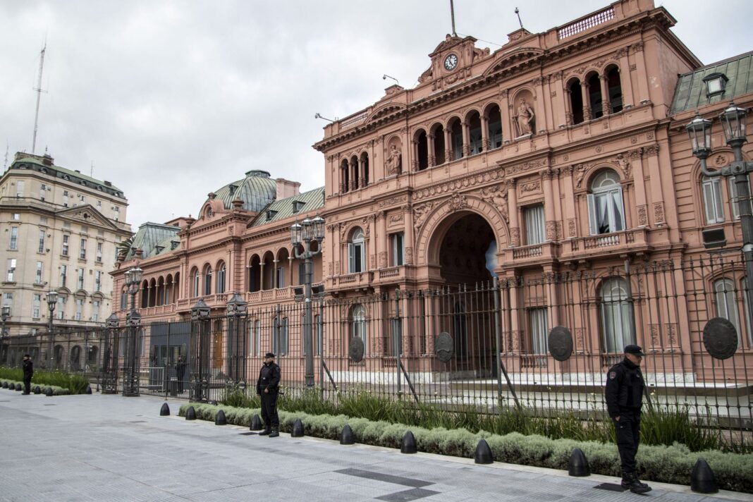 Fachada de la Casa Rosada con vallado de seguridad