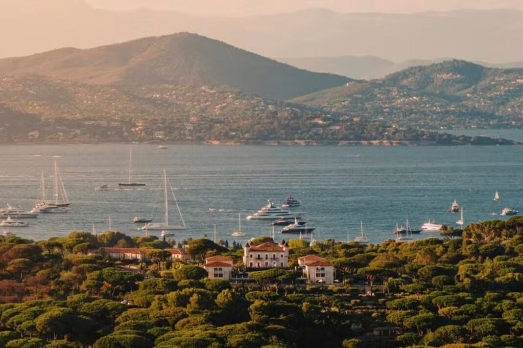 Fachada del Château de La Messardière, castillo hotel de lujo en la Riviera francesa, escenario de 'The White Lotus' temporada 4.