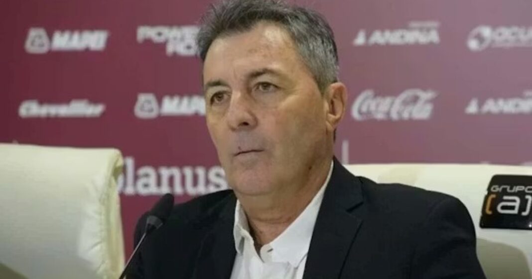 Jugadores de Central Córdoba y Newell's en acción durante un partido de fútbol.