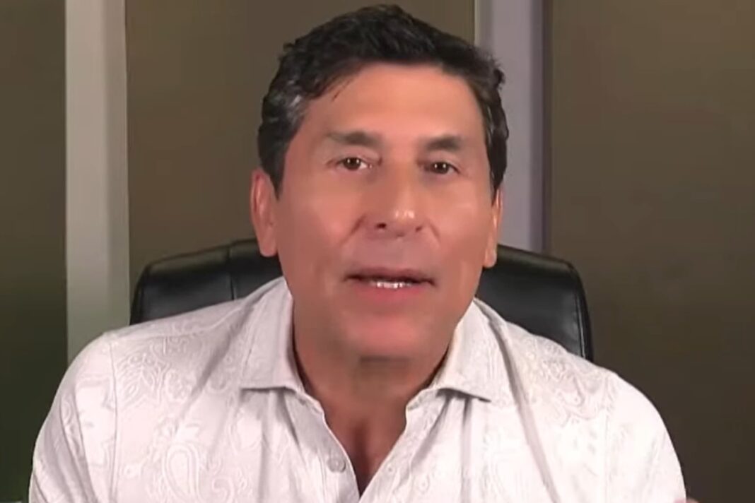 César Lozano, médico y conferencista mexicano, durante una charla.