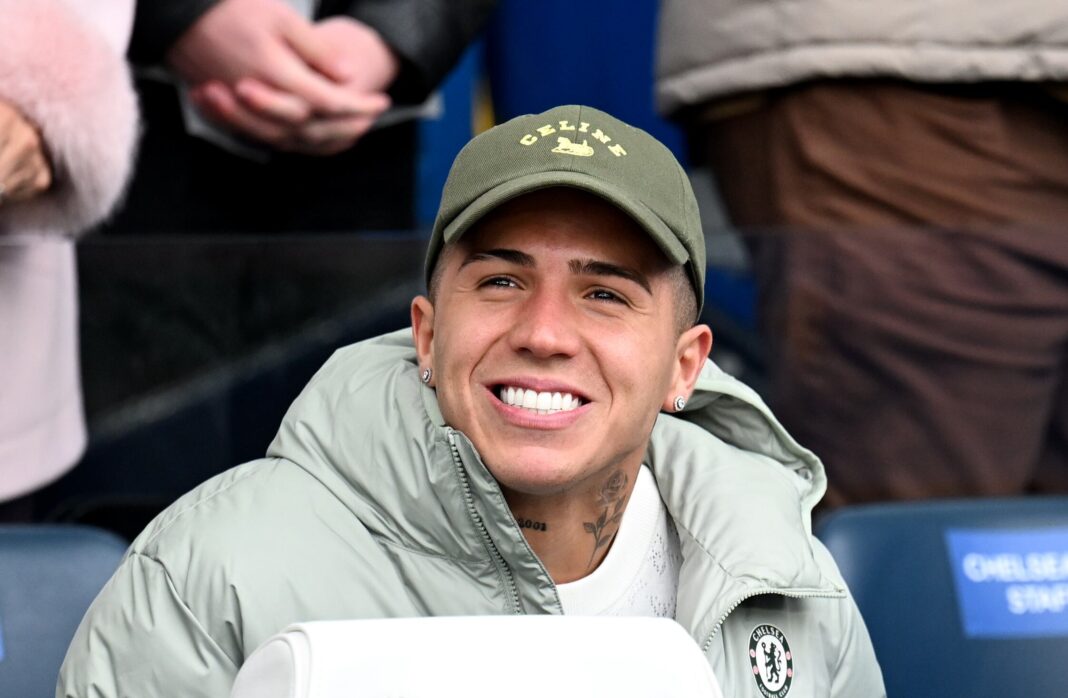 Enzo Fernández observa el partido desde la tribuna en Stamford Bridge.