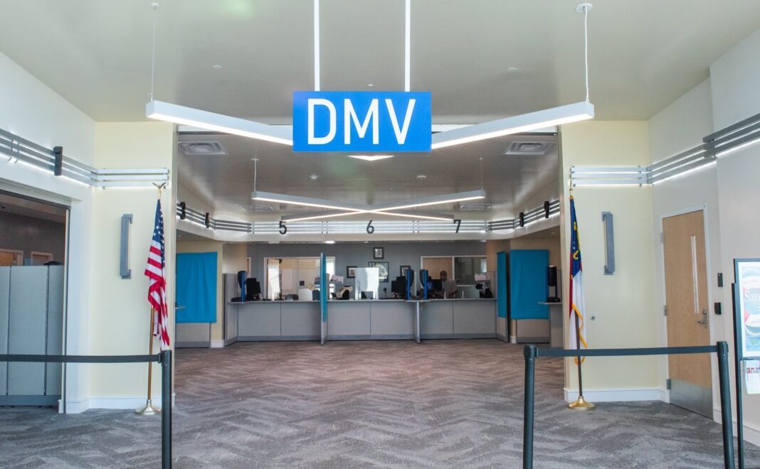 Exterior del Centro Principal del Departamento de Vehículos Motorizados (DMV) en Chicago, con personas ingresando al edificio.