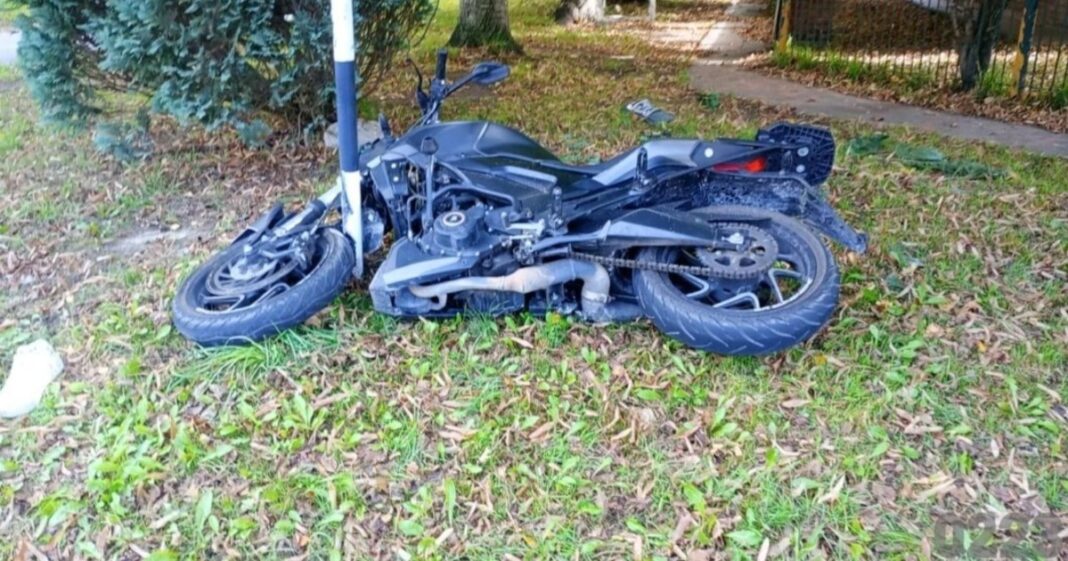Choque entre motocicleta y automóvil en una calle de Mar del Plata