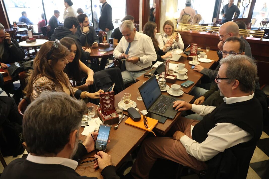 Fachada de la Casa Rosada con cartel de prensa