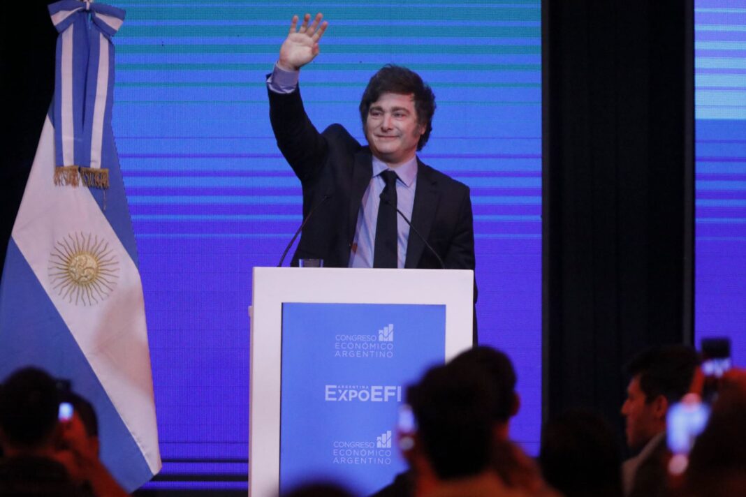 Logotipo de Expo EFI 2026 con fondo de centro de convenciones