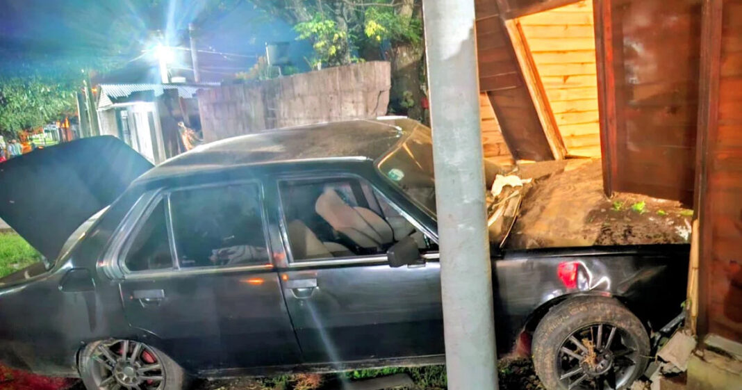 Vehículo incrustado en una casa de madera tras el accidente ocurrido en Metán, Salta.
