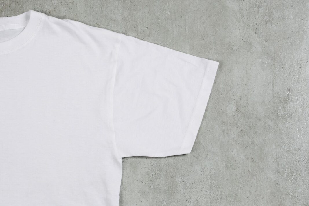 Ropa blanca colgada y limpia, con elementos de lavado como bicarbonato y vinagre.