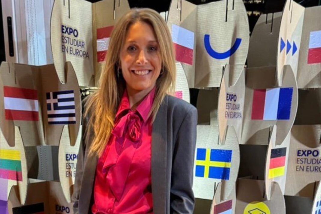 Pantalla de celular mostrando el perfil de Instagram de la consultora +BE con frases motivacionales.