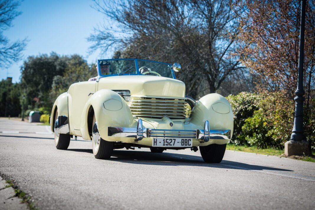 Cord 810 1935 con faros retráctiles cerrados, vista frontal