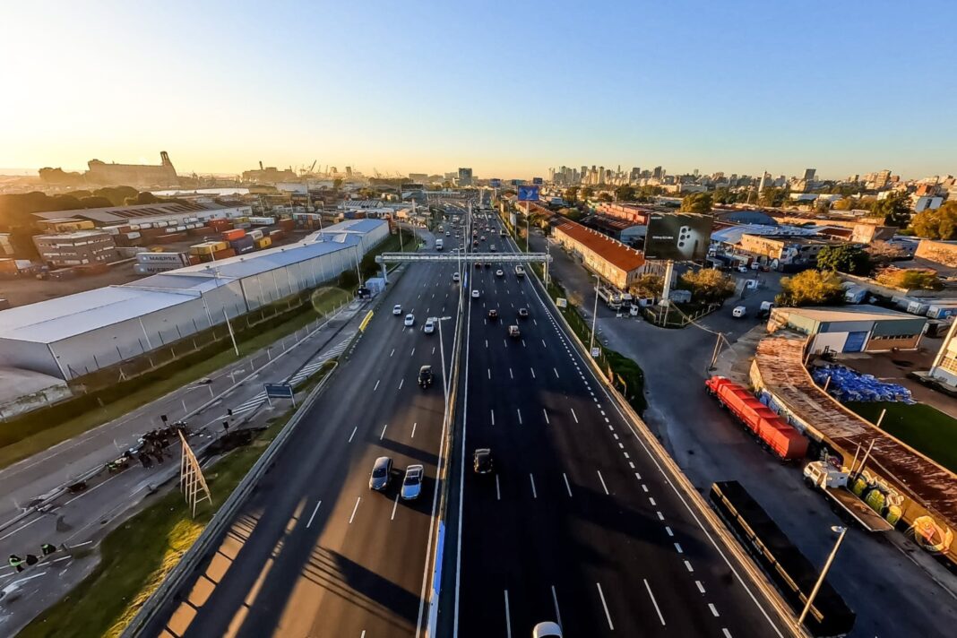Autopista Illia con señalización de desvío por obras viales