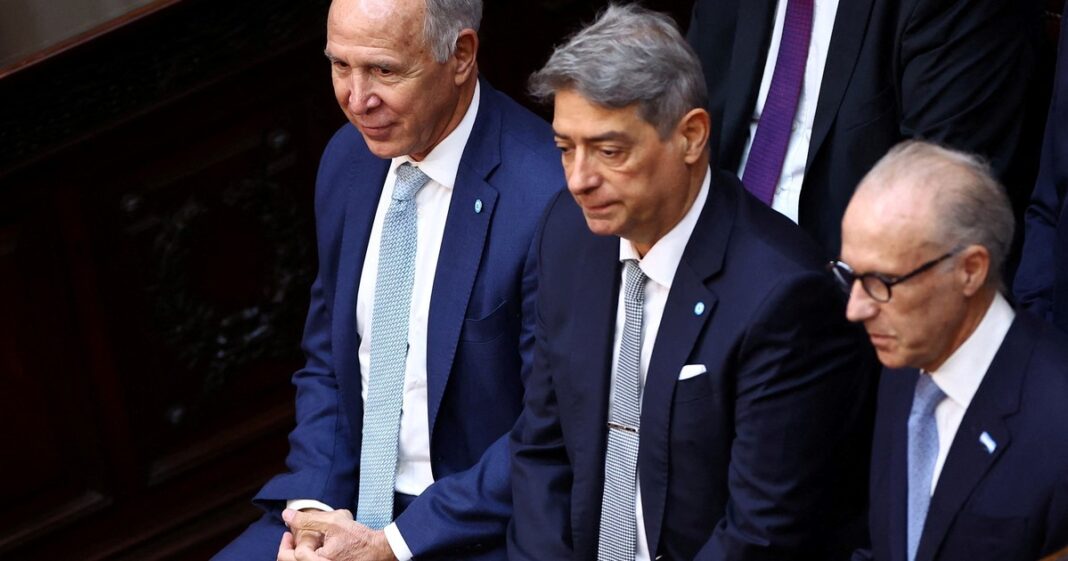 Ministros de la Corte Suprema de Justicia de la Nación presentando documento.