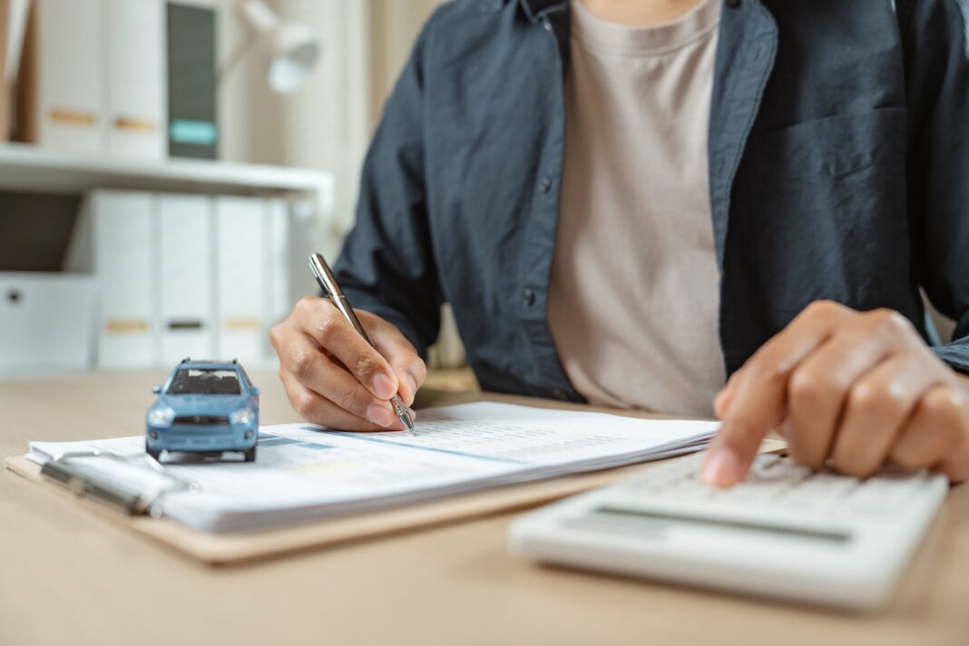 Gráfico comparativo de la cantidad de salarios promedio necesarios para comprar un auto 0km en Argentina entre los años 2021 y 2026.