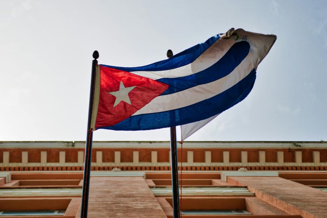 Ilustración representativa de la fusión lingüística del cubonics en Miami, con elementos cubanos y estadounidenses.