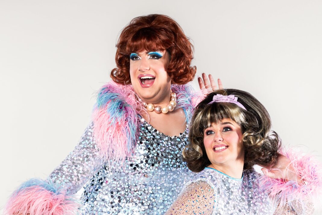 Damián Betular caracterizado como Edna Turnblad para el musical Hairspray