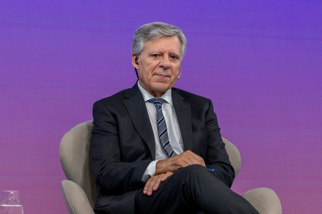 El doctor Daniel López Rosetti durante una entrevista explicando conceptos sobre el estrés.