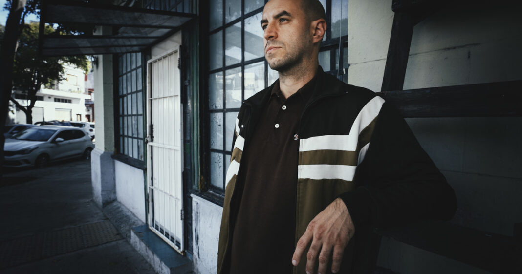 Escena de una película de terror clásica con un protagonista solitario en un videoclub