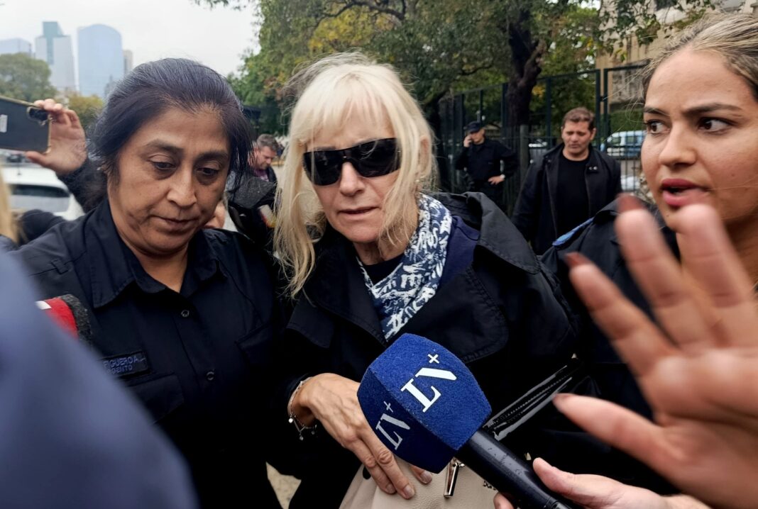 Ilustración de un edificio de departamentos y documentos legales.