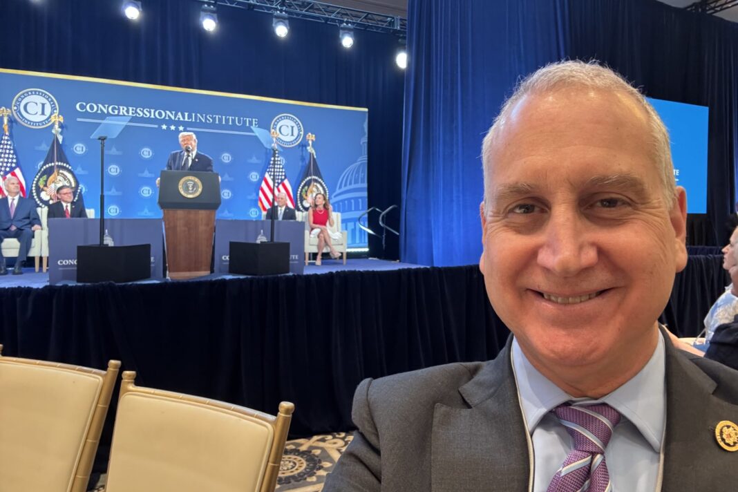 Congresista estadounidense Mario Díaz-Balart durante una entrevista.