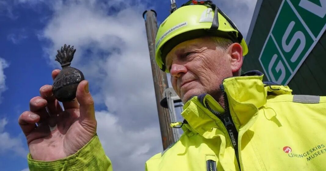 Ilustración de un buque de guerra histórico similar al 'Dannebroge' en el mar, con referencia a la Batalla de Copenhague.