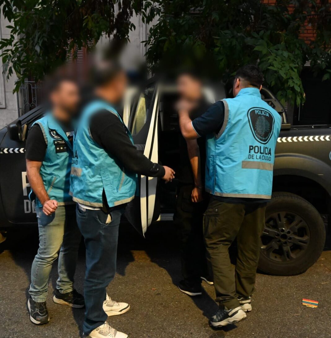 Ilustración de un raquetero de tenis en un pasillo de edificio, representando la modalidad delictiva.