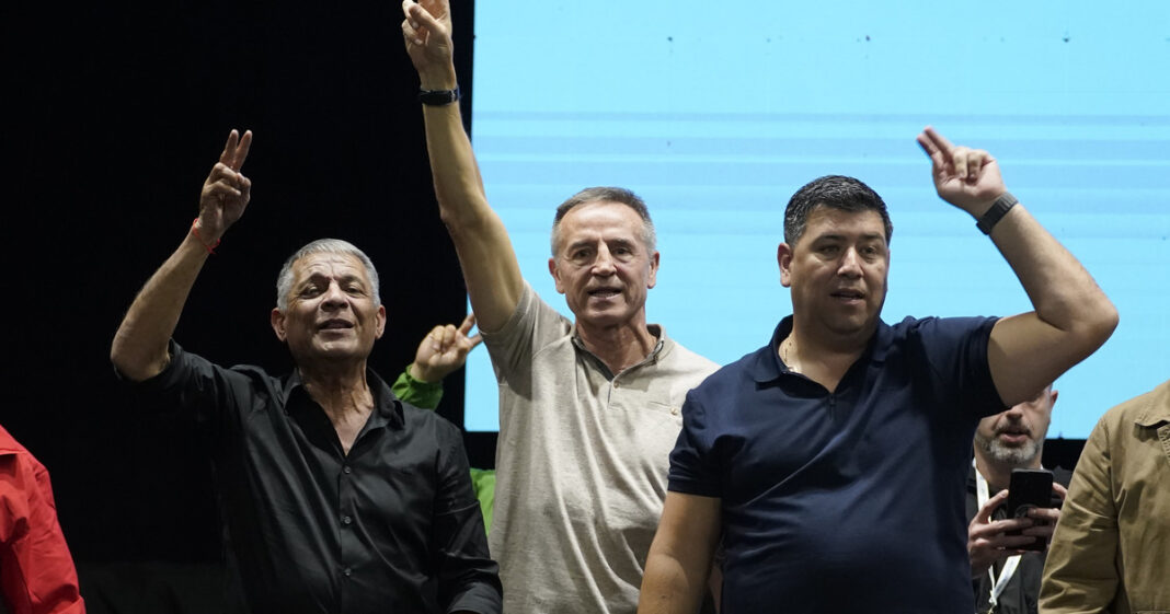 Octavio Argüello, dirigente de la CGT, durante una declaración a la prensa.