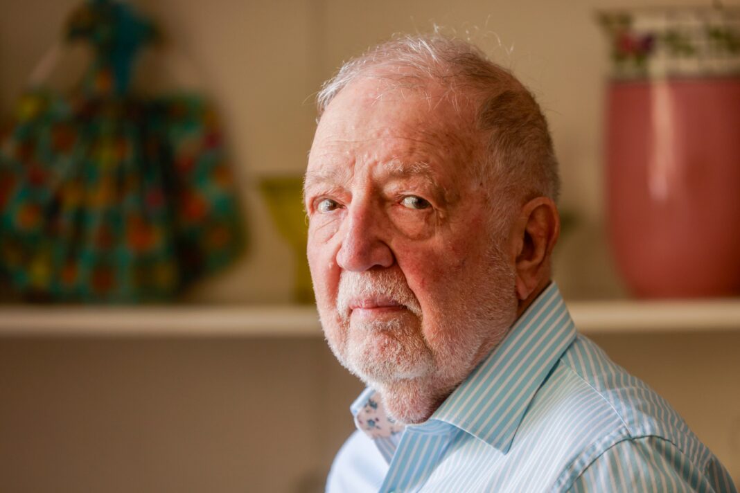 Roberto Frenkel, economista, analizando el plan económico en una entrevista.