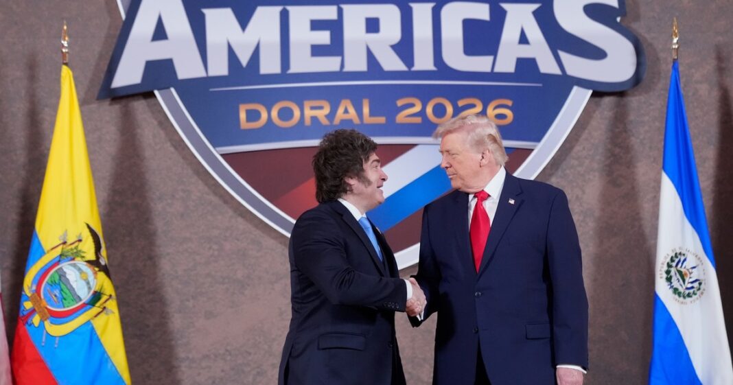 Bandera de Argentina y Estados Unidos en un contexto diplomático