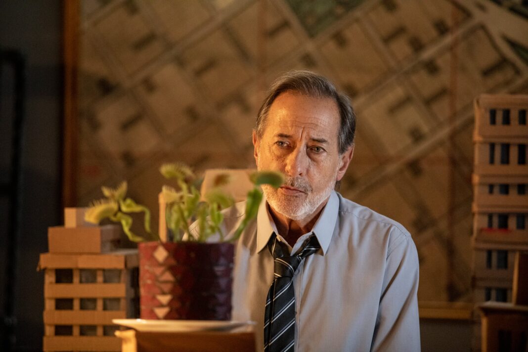 Guillermo Francella y Gabriel Goity en una escena de la serie El Encargado de Disney+