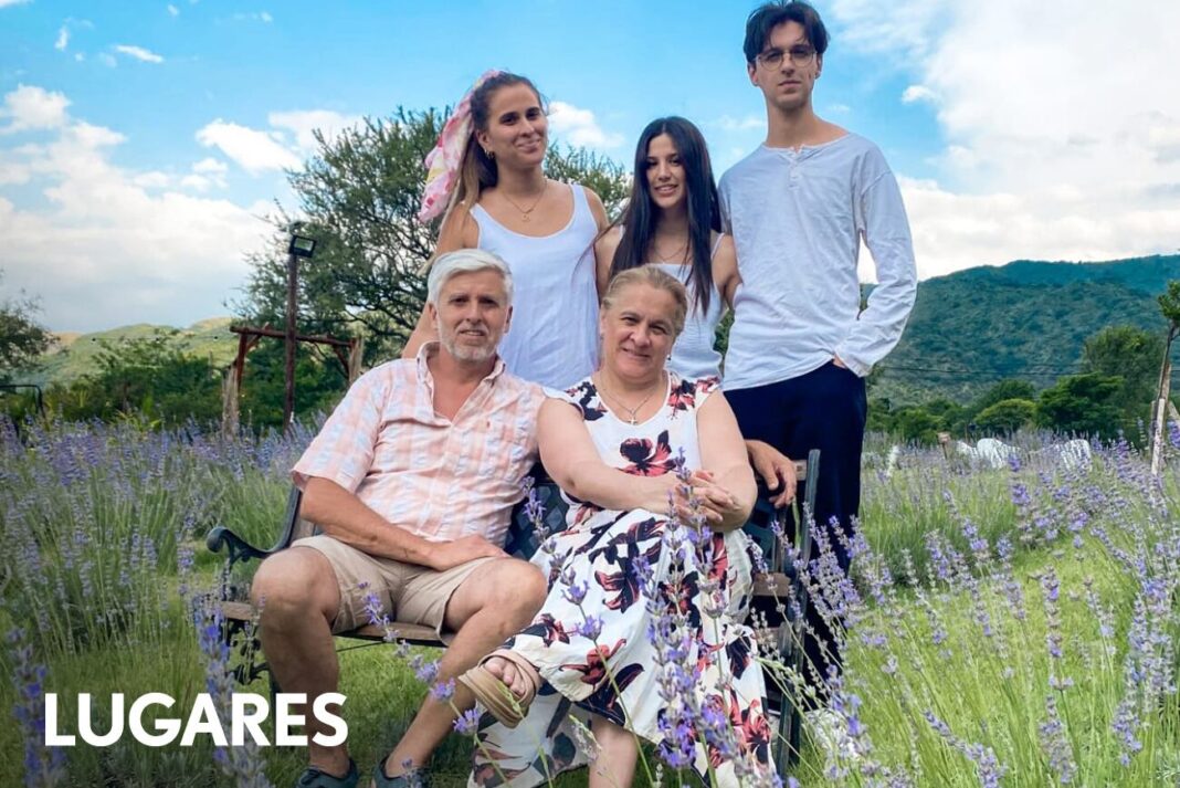 Campo de lavandas en flor en Villa General Belgrano, Córdoba, con visitantes recorriendo las plantaciones.