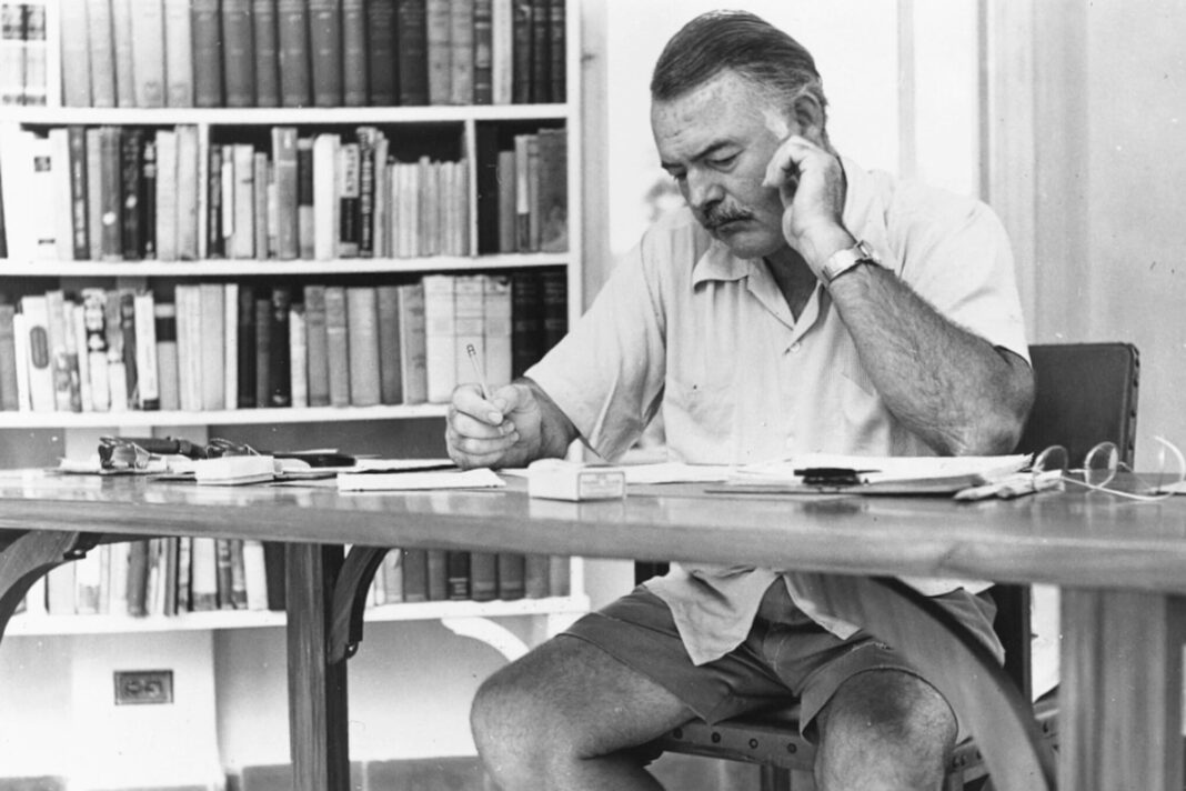 Retrato del escritor Ernest Hemingway, autor de la reflexión sobre la confianza.