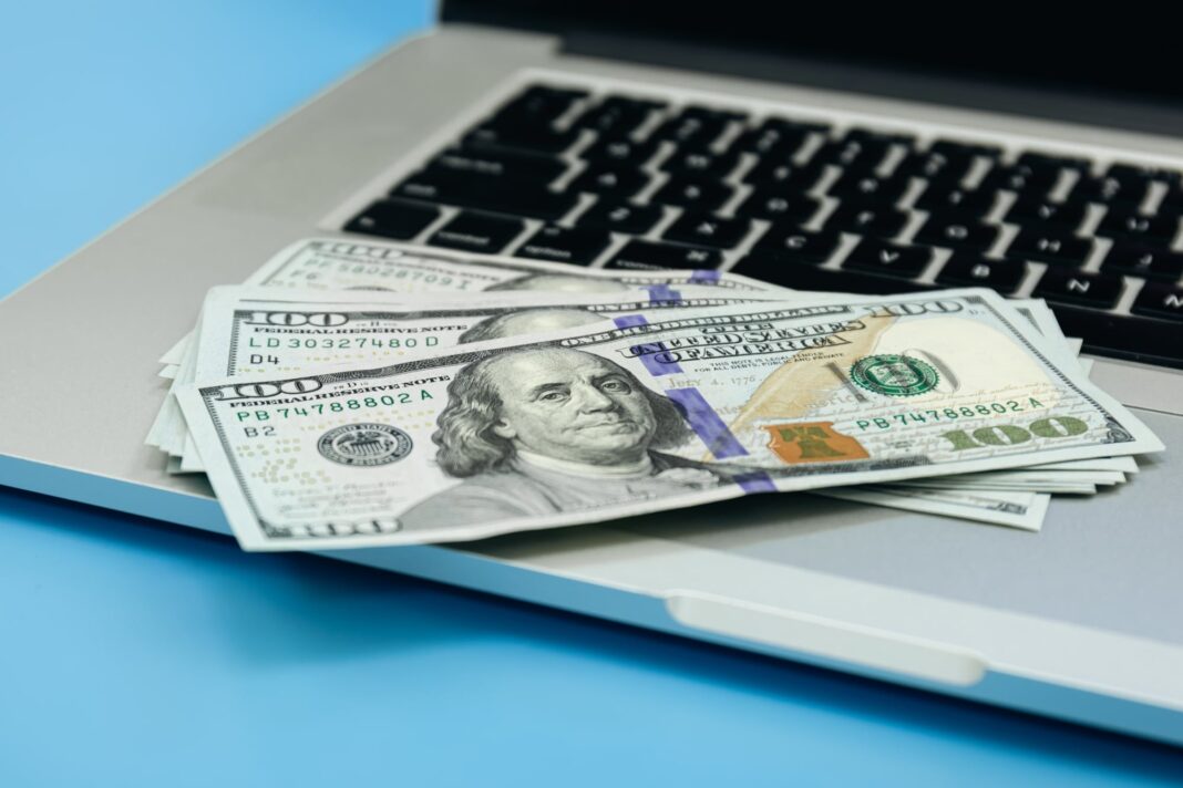 Logotipo del Servicio de Ciudadanía e Inmigración de Estados Unidos (USCIS) sobre un fondo de documentos.