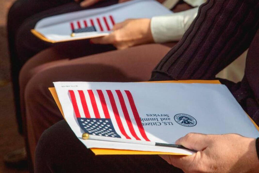 Sello del Servicio de Ciudadanía e Inmigración de los Estados Unidos (USCIS) sobre documentos.