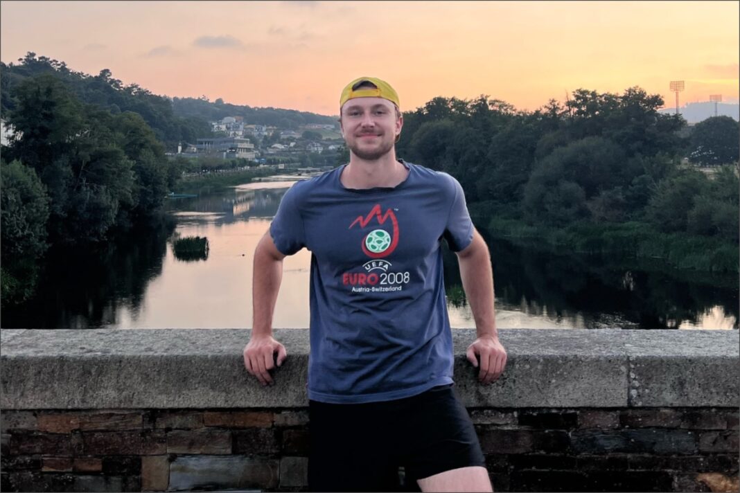 Joven estadounidense disfrutando de un paisaje natural en Galicia, España.