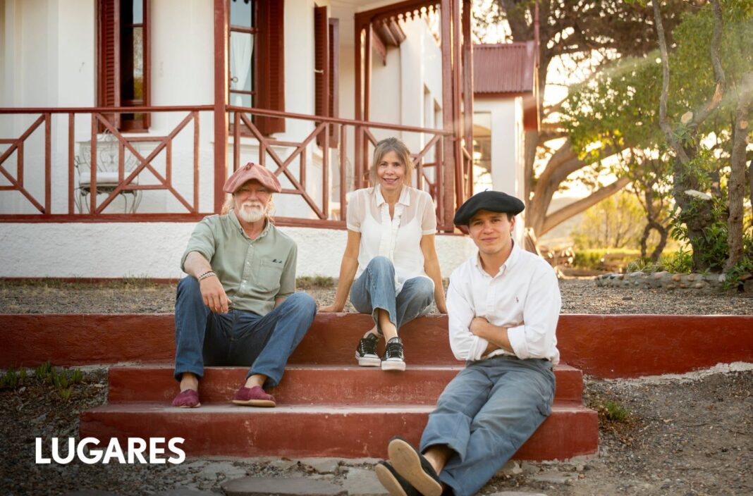 Vista de la Estancia El Pedral y pingüinos de Magallanes en la costa de Chubut, Patagonia Argentina.