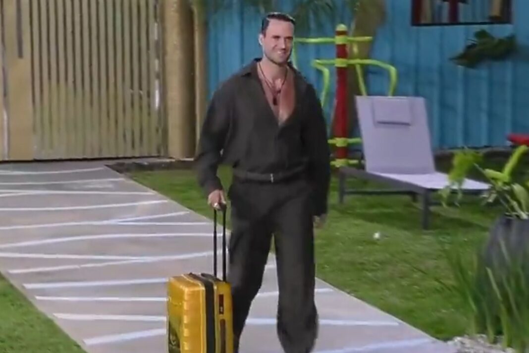 Fabio Agostini saluda a los participantes de Gran Hermano Generación Dorada en el patio de la casa.