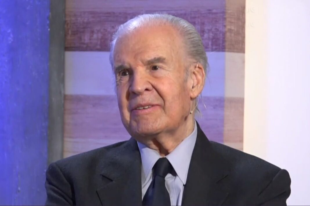 Retrato del periodista deportivo Julio Ricardo en estudio de televisión