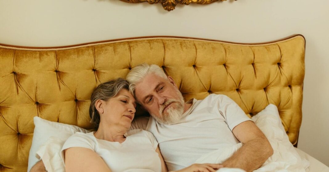 Ilustración de un reloj de alarma y una silueta de una persona durmiendo, representando el concepto de sueño y descanso.