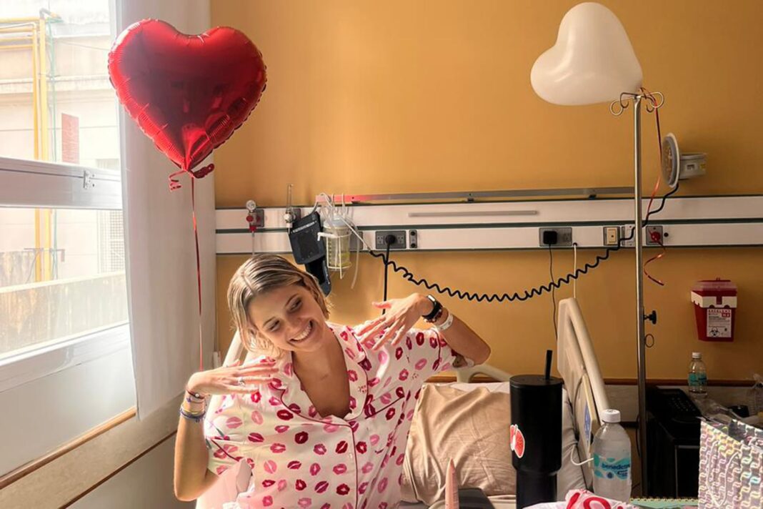 Fátima Heinriche, joven argentina, sonriendo en un entorno cotidiano.