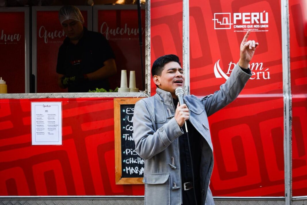 Vista de stands con libros en la Feria del Libro en La Rural