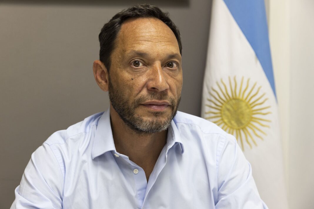 Diputado Maximiliano Ferraro durante una entrevista sobre la reforma a la Ley de Glaciares.